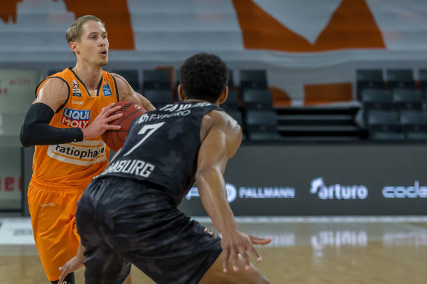 还在防守反 还在防守反