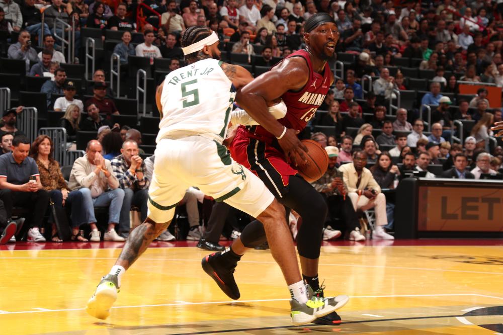 在球场上受 在球场上受